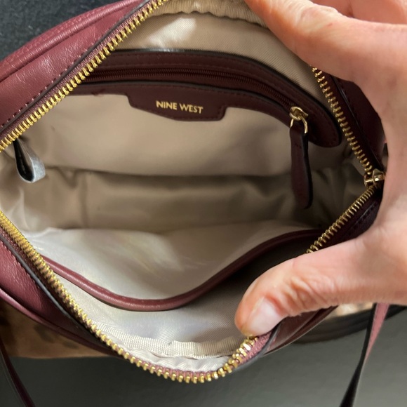 EUC- NINE WEST BURGUNDY SUPER CUTE CROSSBODY BAG WITH GOLD ACCENT CHAINS - Picture 5 of 12